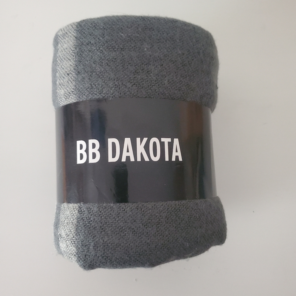 BB Dakota Poncho Wrap - Picture 2 of 2